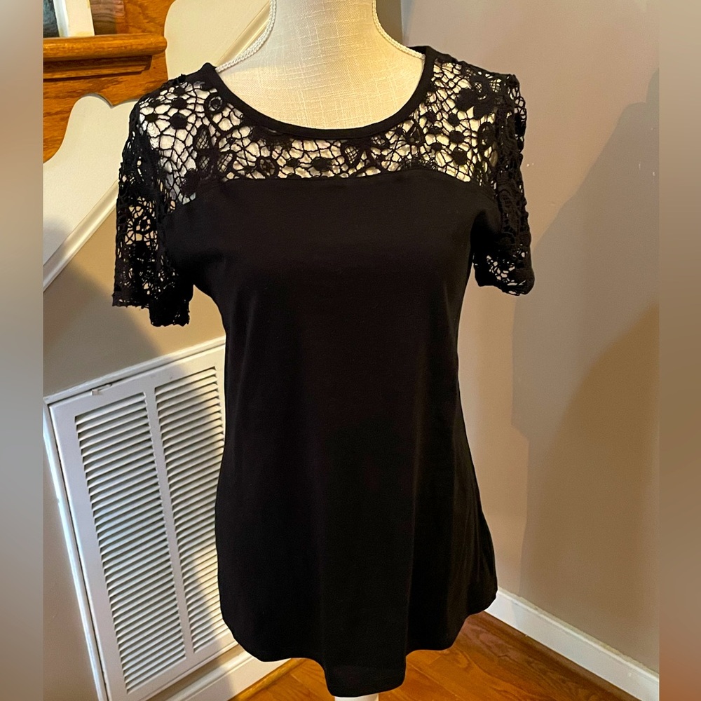 Ladies Sz M SS Black Tee with Crochet Neck & Sleeves — EUC